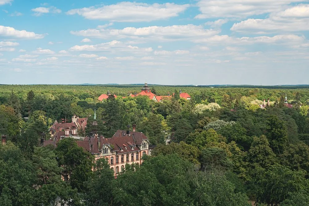 Historische Backsteingebäude der Beelitz-Heilstätten im Wald