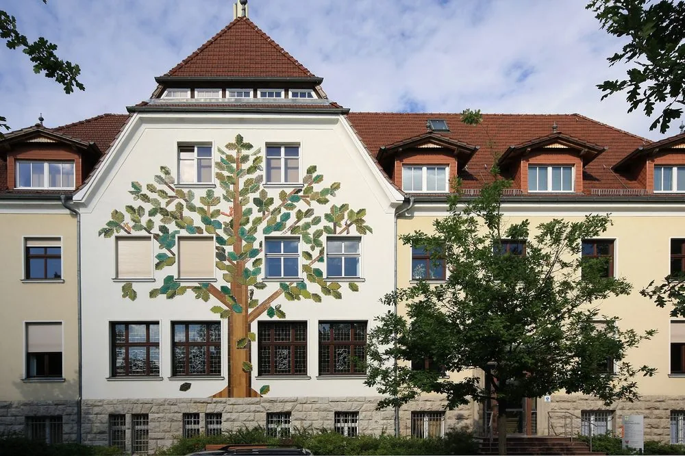 Historisches Rathaus mit Baum-Wandbild in Eichwalde