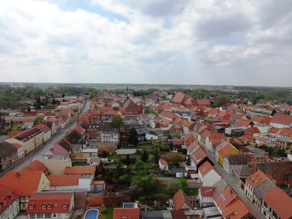 Blick über die Altstadt von Jüterbog mit roten Dächern