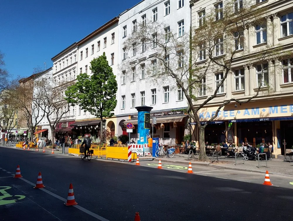 Altbau und Cafés an der Bergmannstraße in Berlin-Kreuzberg