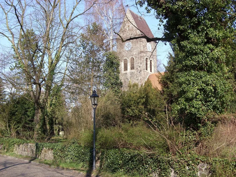 Feldsteinkirche im historischen Dorfkern Alt-Lichtenrade