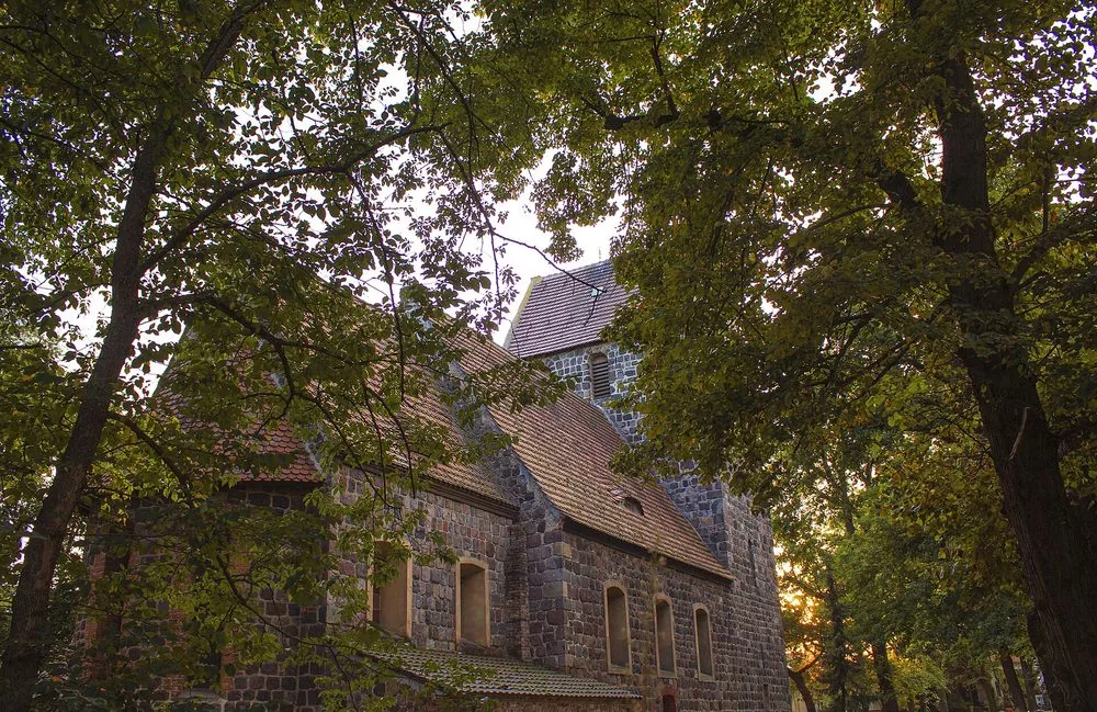 Mittelalterliche Feldsteinkirche in Alt-Marienfelde, einer der ältesten Berlins