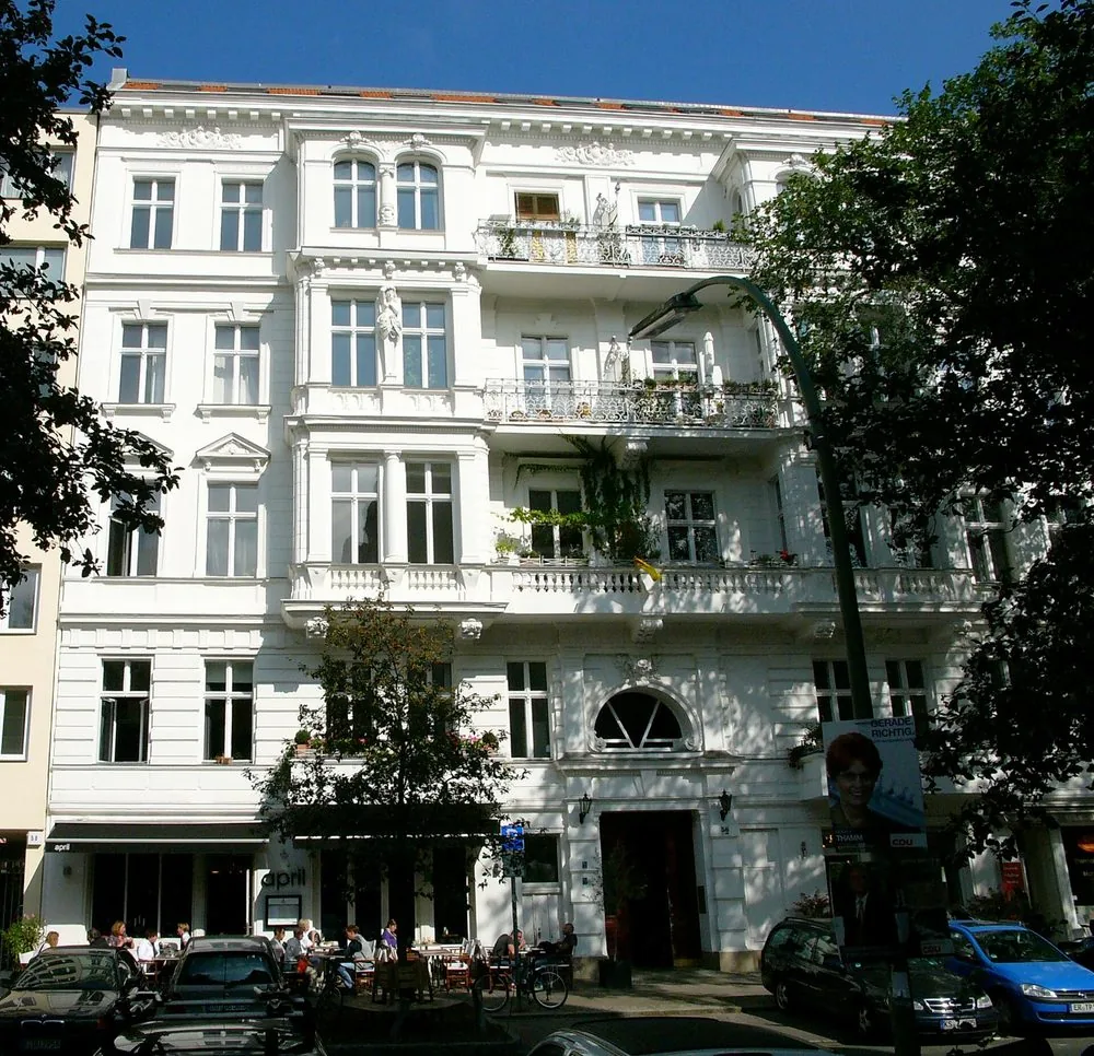 Weiße Gründerzeit-Fassade in der Winterfeldtstraße in Berlin-Schöneberg